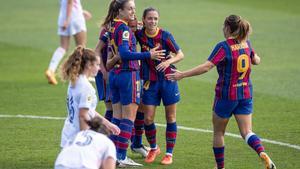 MADRID, 04/10/2020.- La centrocampista del FC Barcelona Patri Guijarro (i), celebra con sus compañeras el gol marcado al Real Madrid durante el partido de la primera jornada de la Liga femenina de fútbol disputado este domingo en la Ciudad Deportiva de Valdebebas. EFE/Rodrigo Jiménez