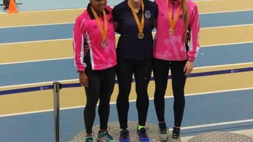 Paula Raul (centre) va guanyar als 60 metres tanques