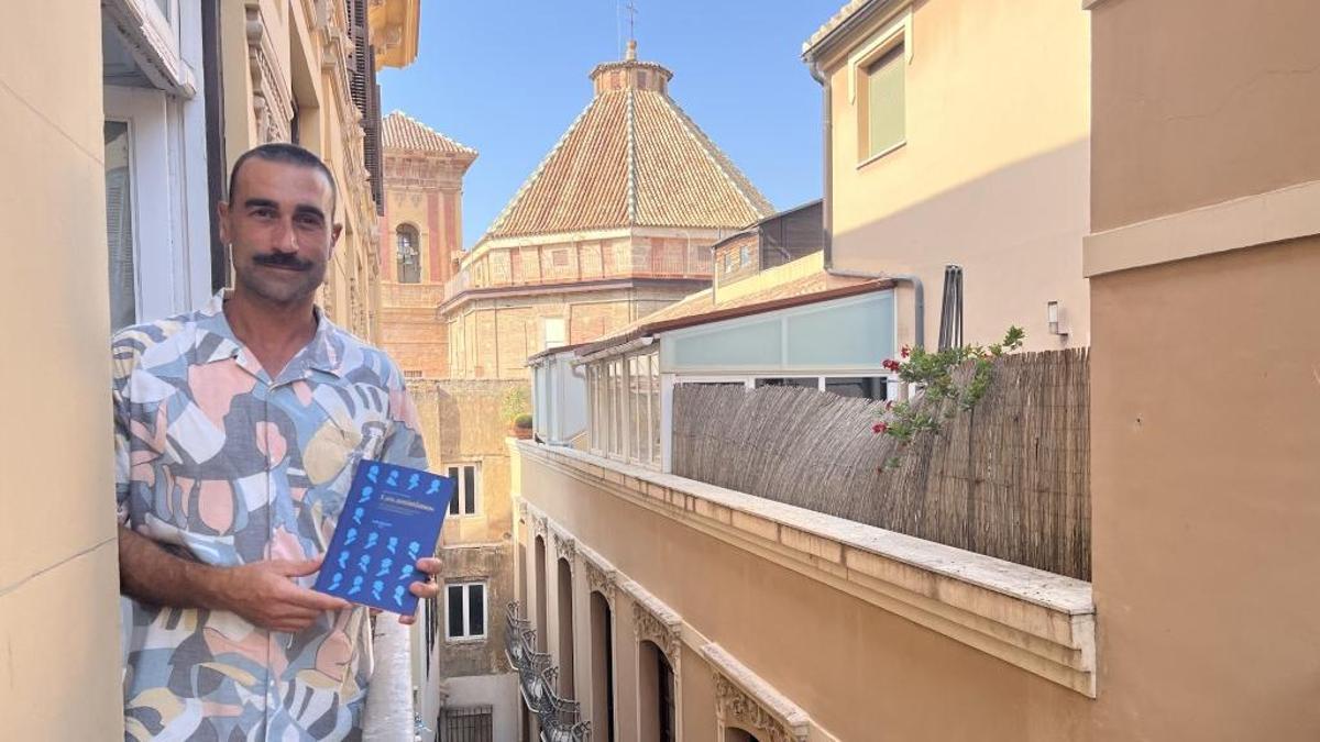 El profesor Alfonso Simón, con su libro ‘Los anónimos’, sobre la historia del diseño gráfico en Málaga.