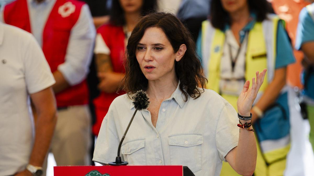 La presidenta de la Comunidad de Madrid, Isabel Díaz Ayuso, atiende a los medios durante una visita a municipios e instalaciones afectadas por los incendios en la Sierra Oeste