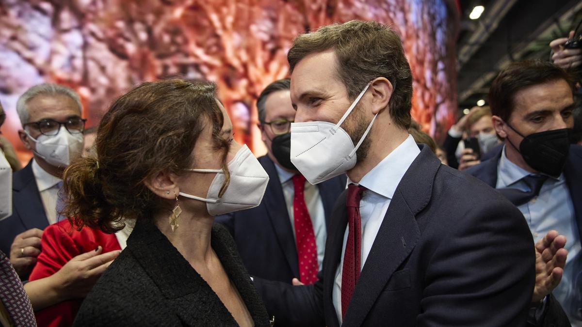 La presidenta de la Comunidad de Madrid, Isabel Díaz Ayuso, y el presidente del Parido Popular, Pablo Casado, se encuentran en Fitur, 21 de enero de 2022.