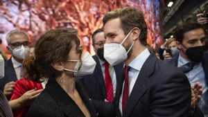 La presidenta de la Comunidad de Madrid, Isabel Díaz Ayuso, y el presidente del Parido Popular, Pablo Casado, se encuentran en Fitur, 21 de enero de 2022. 