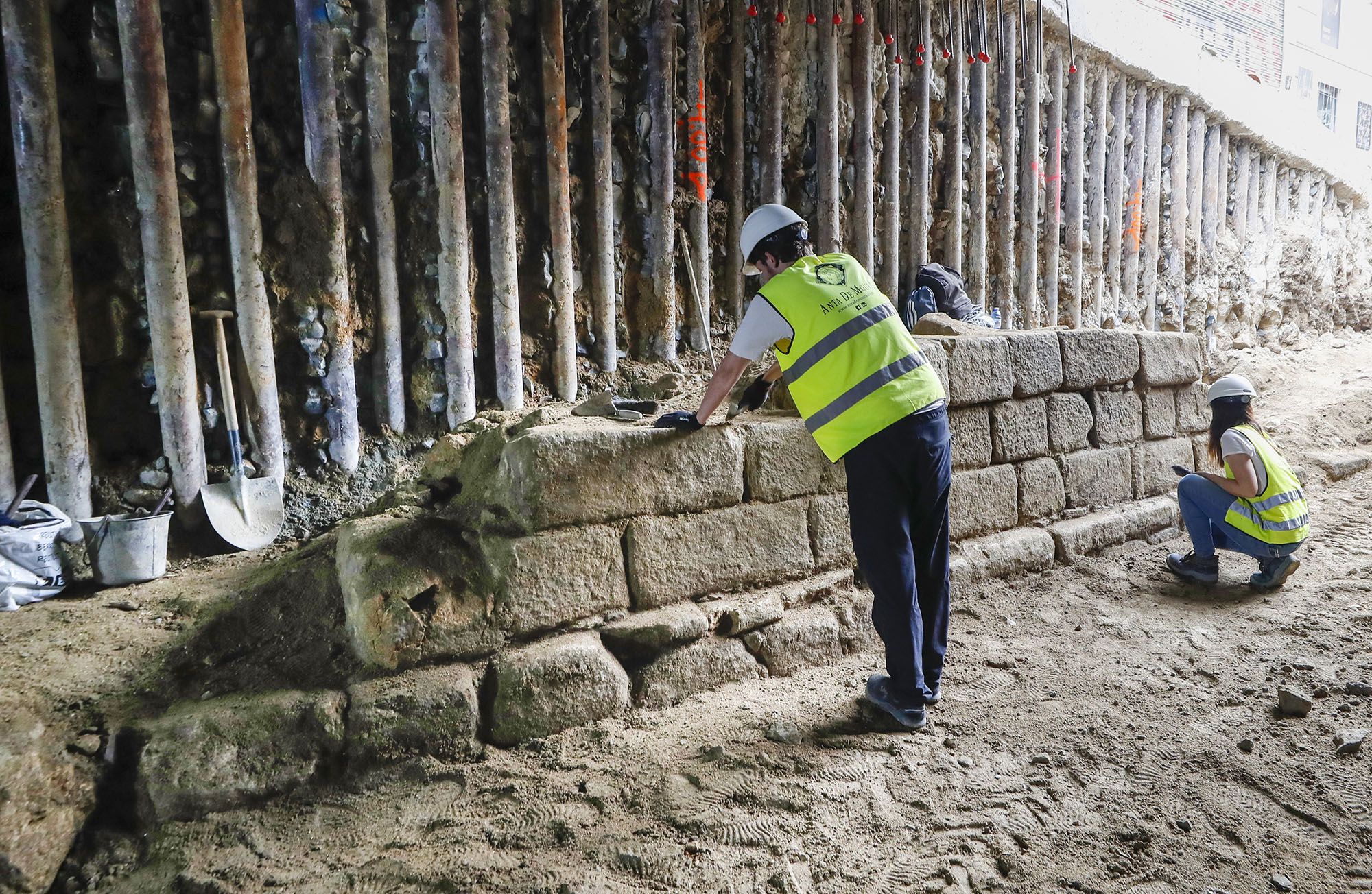 Los arqueólogos trabajan para “desenterrar” por completo la muralla aparecida en las obras de la calle Carral.