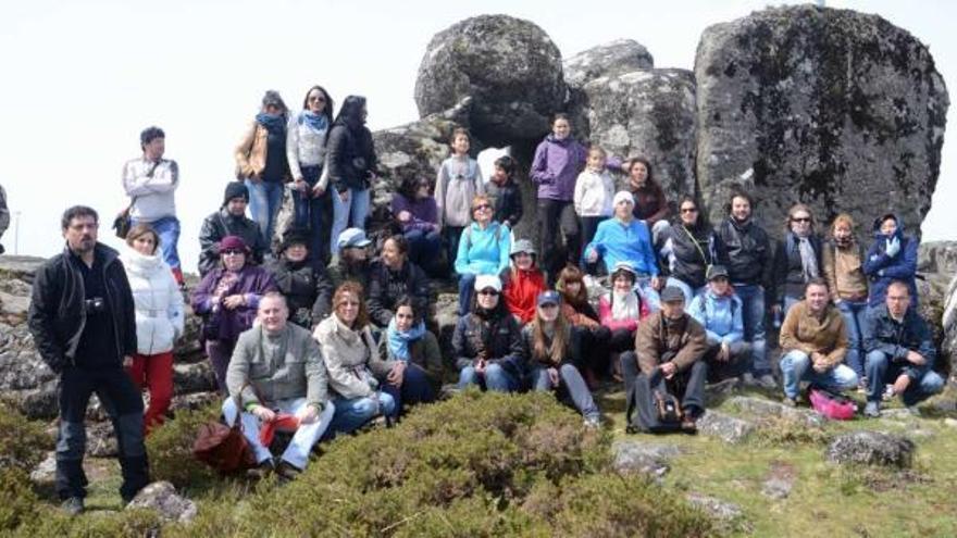 Calros Solla (primero por la izquierda), con los excursionistas en Portalén del monte Seixo, la Montaña Máxica.