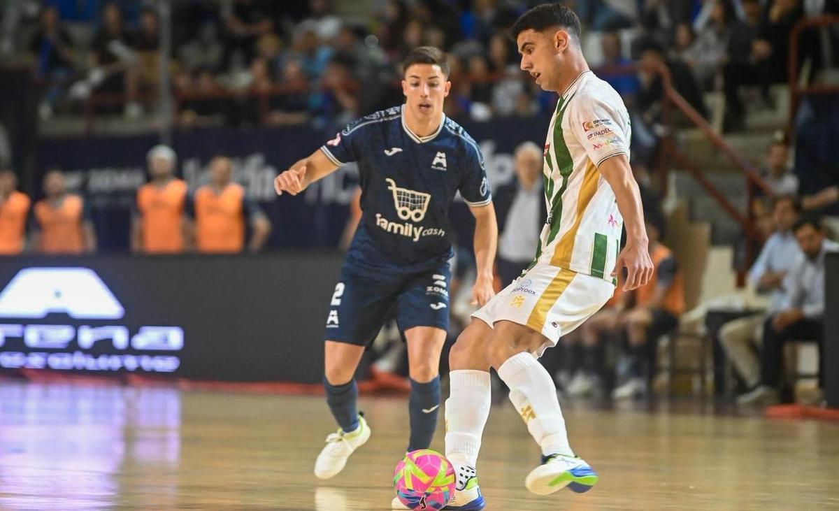 Carlos Gómez controla el balón en el encuentro contra el Alzira.