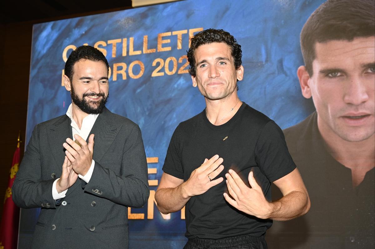 El actor murciano Jaime Lorente con la insignia de el Cante de las Minas.