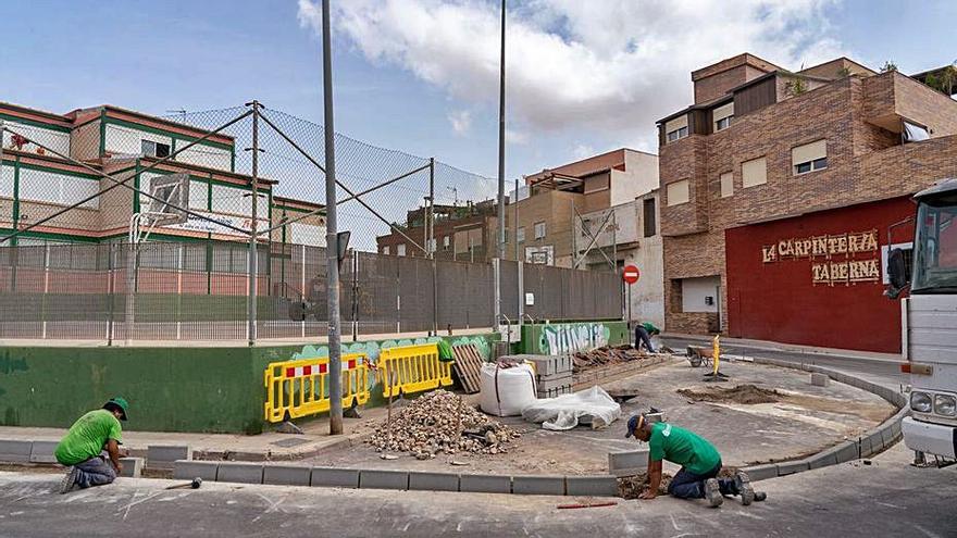 Obreros realizan la reforma de los accesos al colegio.  | A.C.