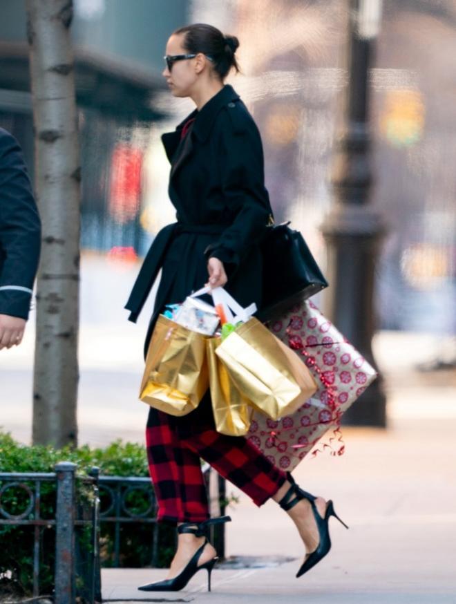 Irina Shayk con sandalias de tacón abiertas en las calles de Nueva York