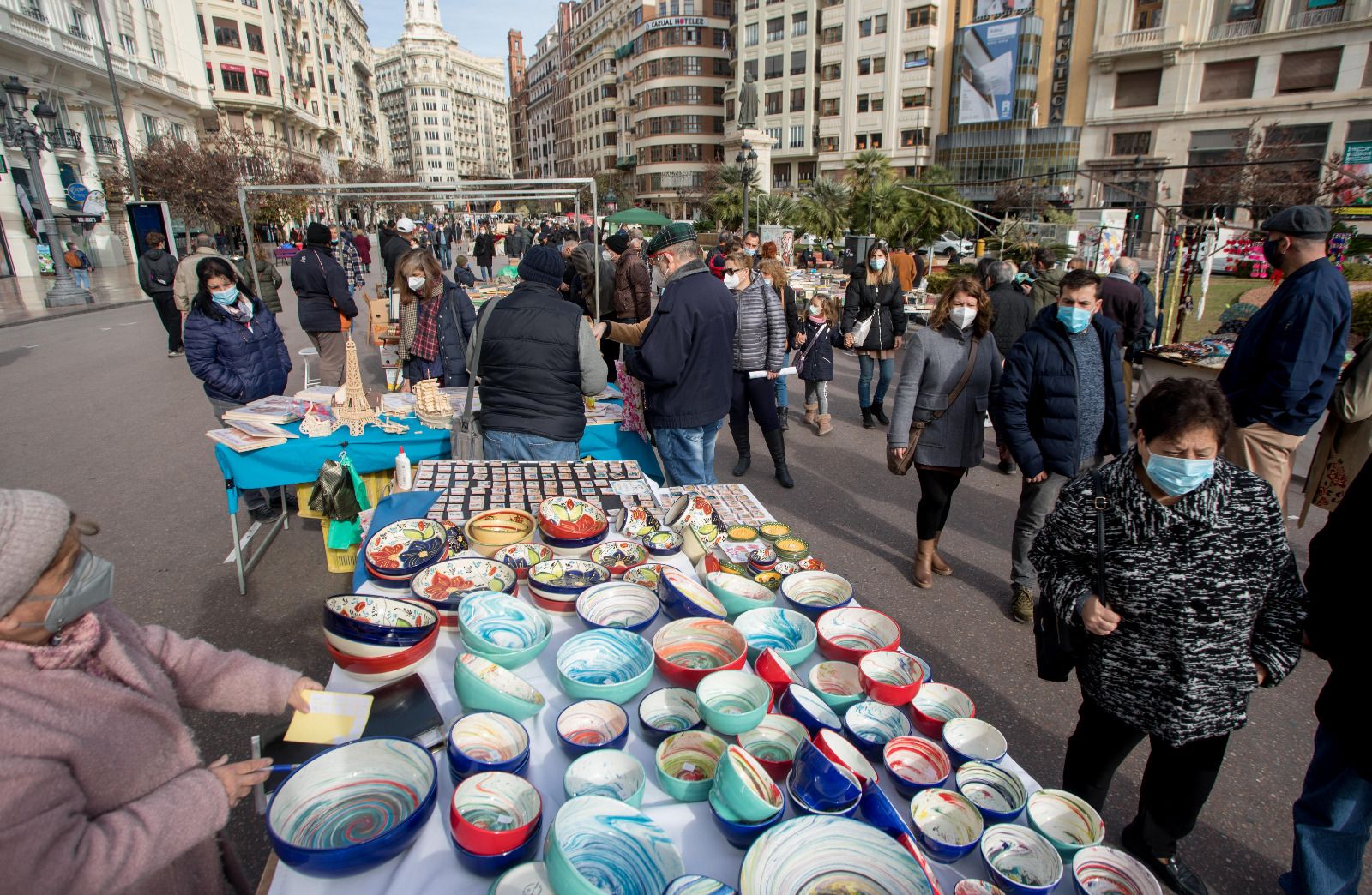 La Feria de Artesanía llena la Plaça de l'Ajuntament de València este domingo