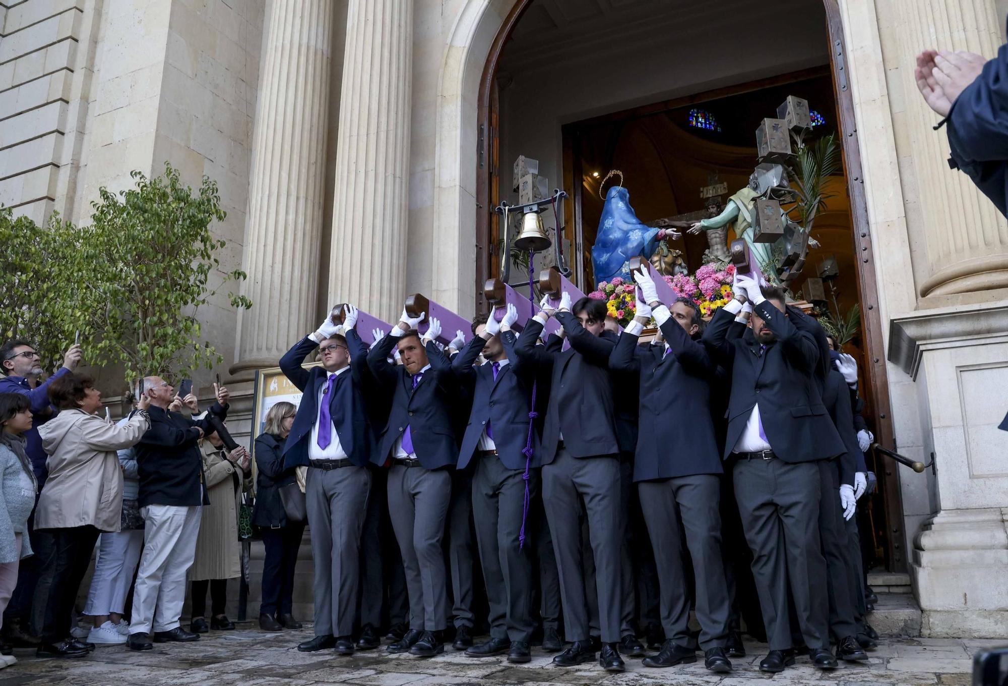 La Hermandad Stabat Mater salió puntual a su cita del Martes Santo en Alicante