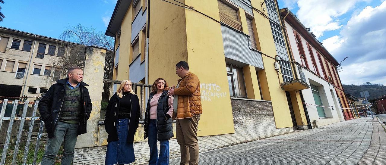 Por la izquierda, Juan Sutil, Susana Fernández, Nieves Díaz y Héctor Teijeiro, ante las antiguas escuelas de Caborana. | A. Velasco