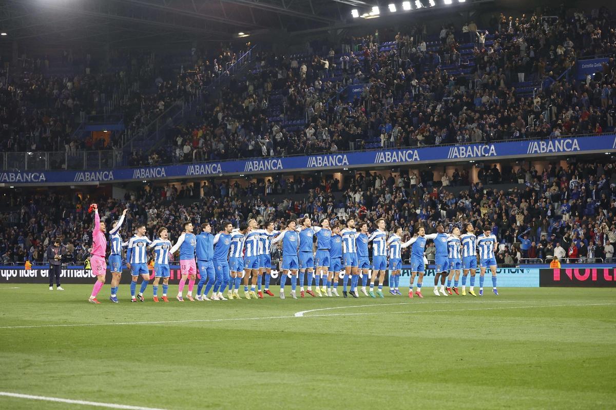 Los jugadores del Deportivo celebran con la afición la victoria contra el Zaragoza en Riazor.