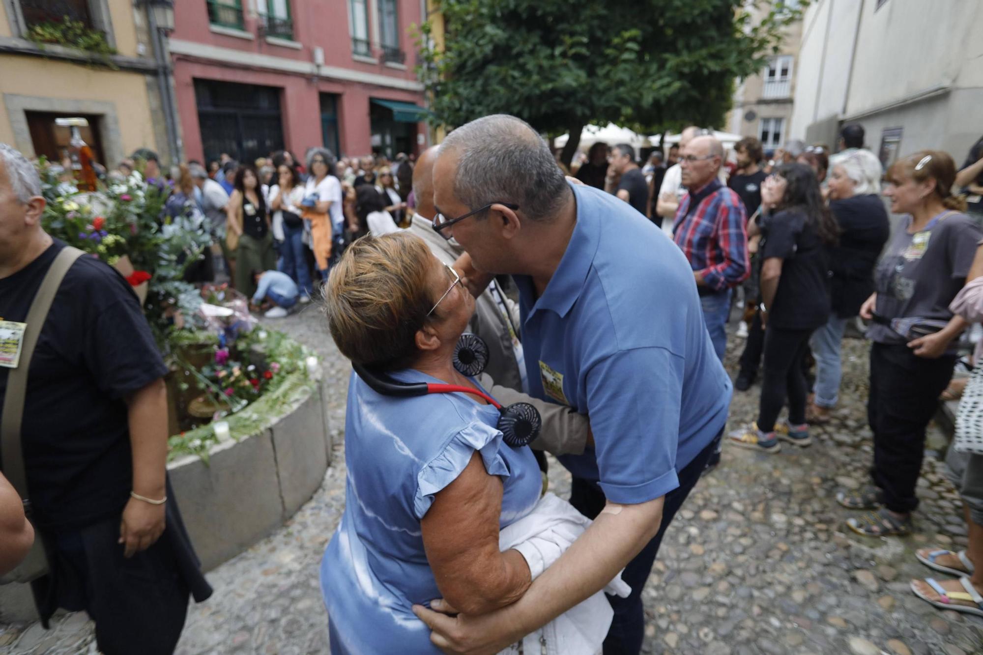 Así fue la despedida y el homenaje de amigos y clientes del Cafetón en Avilés a sus dueños, muertos en León