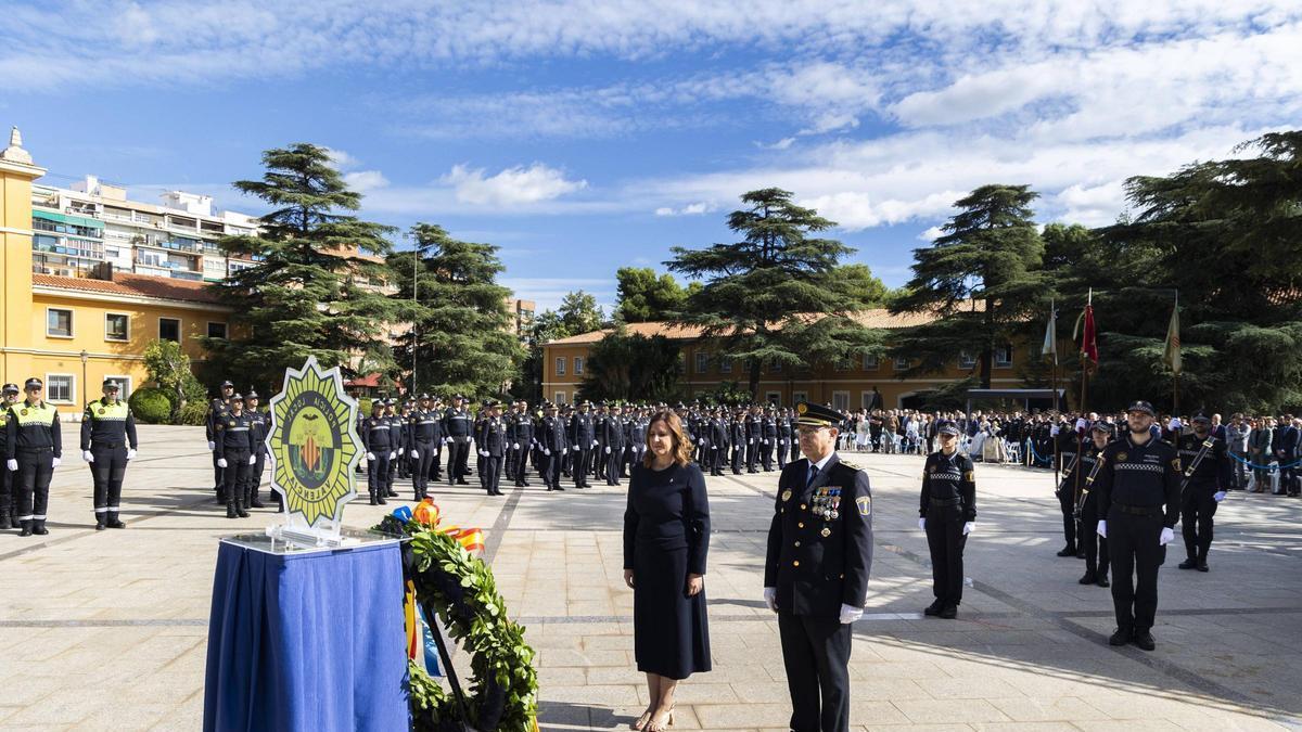 La alcaldesa María José Catalá, junto al exjefe de la Policía Local de València José Vicente Herrera, participa en el Día de la Policía Local.