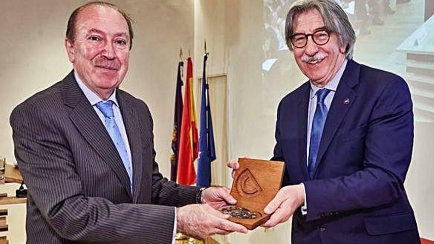 Eduardo Toba (a la izquierda), recibiendo el premio en Madrid el pasado día 13.