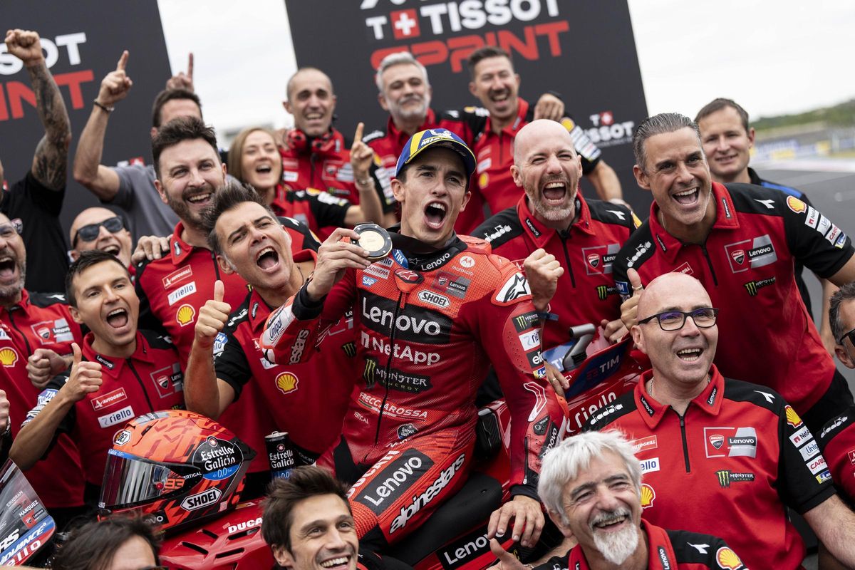 Marc Márquez celebra con todo su equipo su triunfo de ayer en Hungría. Marc Márquez celebra con todo su equipo su triunfo de ayer en Hungría.
