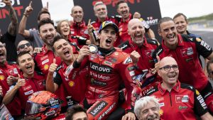 Marc Márquez celebra con todo su equipo su triunfo de ayer en Hungría.