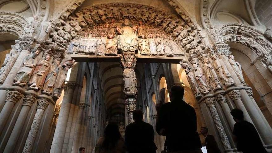 Visitantes antes el Pórtico de la Gloria, ayer.