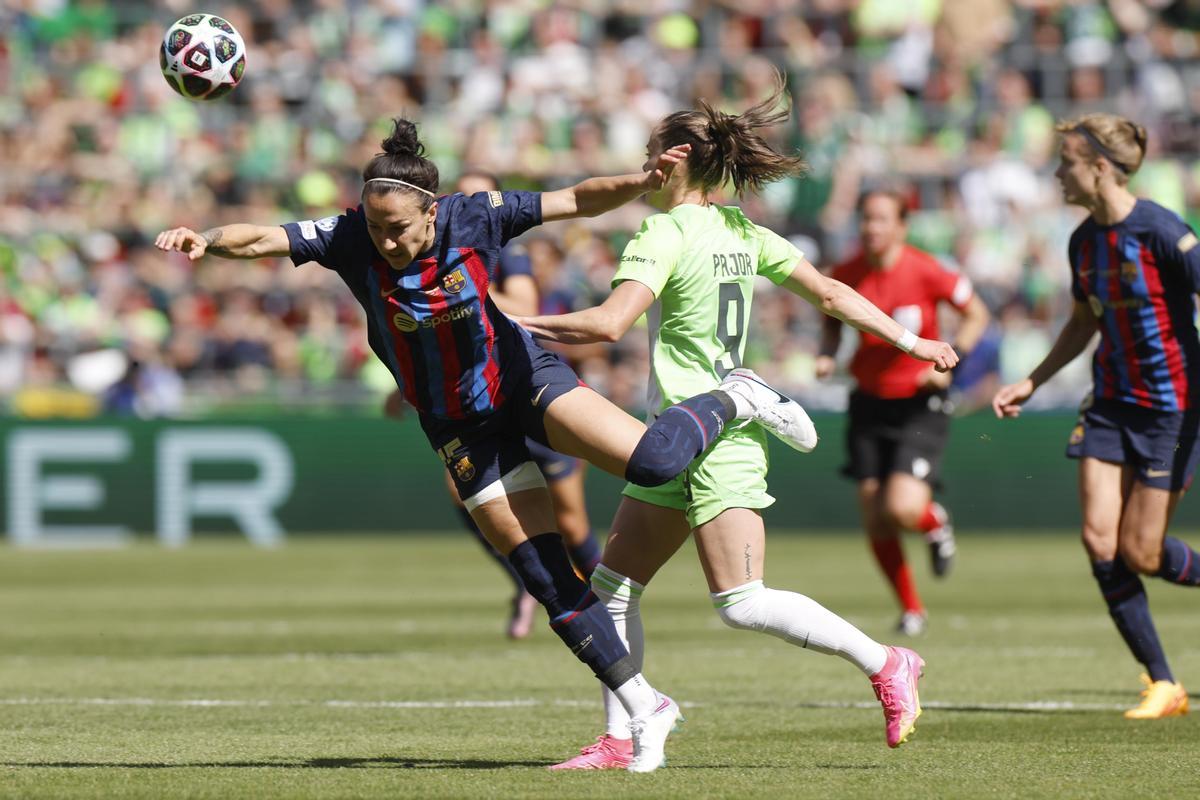 EINDHOVEN (PAÍSES BAJOS), 03/06/2023.- La defensa del FC Barcelona Lucy Bronze (i) disputa el balón ante Ewa Pajor (d), delantera del Wolfsburgo, durante la final de la Liga de Campeones Femenina entre FC Barcelona y Wolfsburgo, este sábado en el Philips Stadion de Eindhoven. EFE/ Alberto Estévez