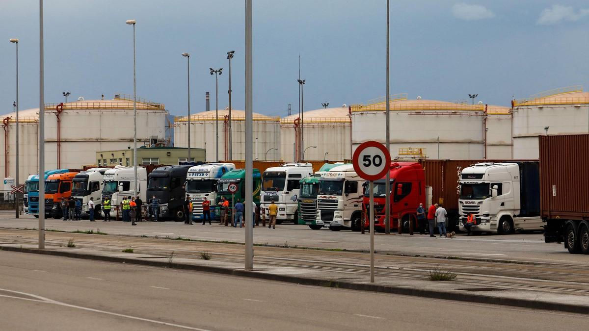 Camiones en el puerto de El Musel.