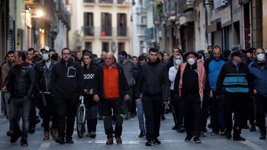 Un grupo de personas se concentra en Pamplona para mostrar su apoyo al preso de ETA Patxi Ruiz.