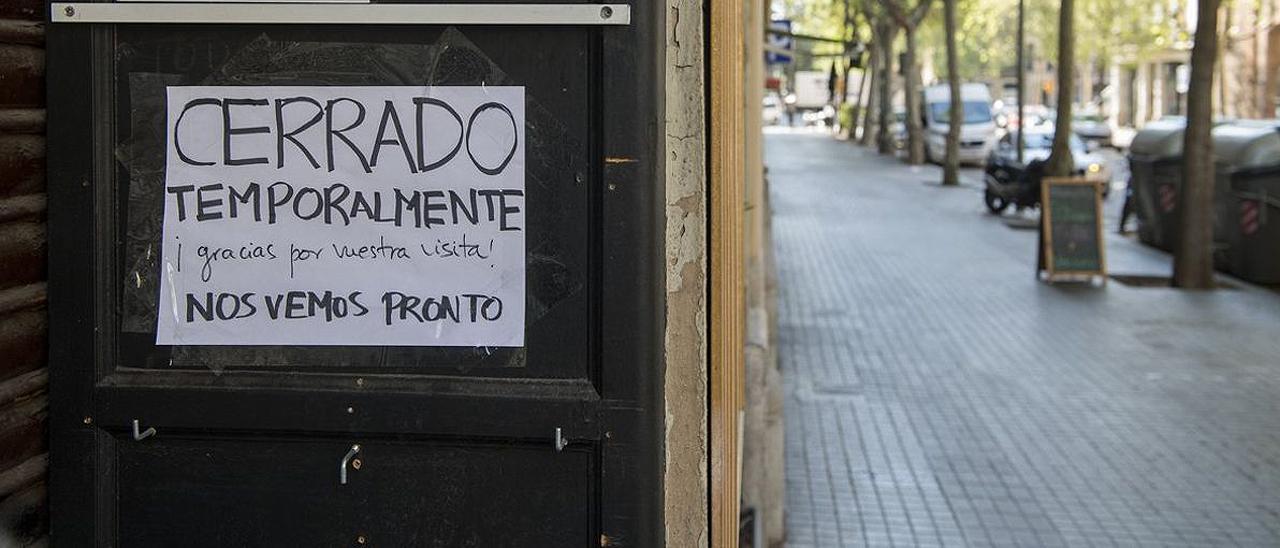 Un cartel de &quot;cerrado&quot; en un local comercial.