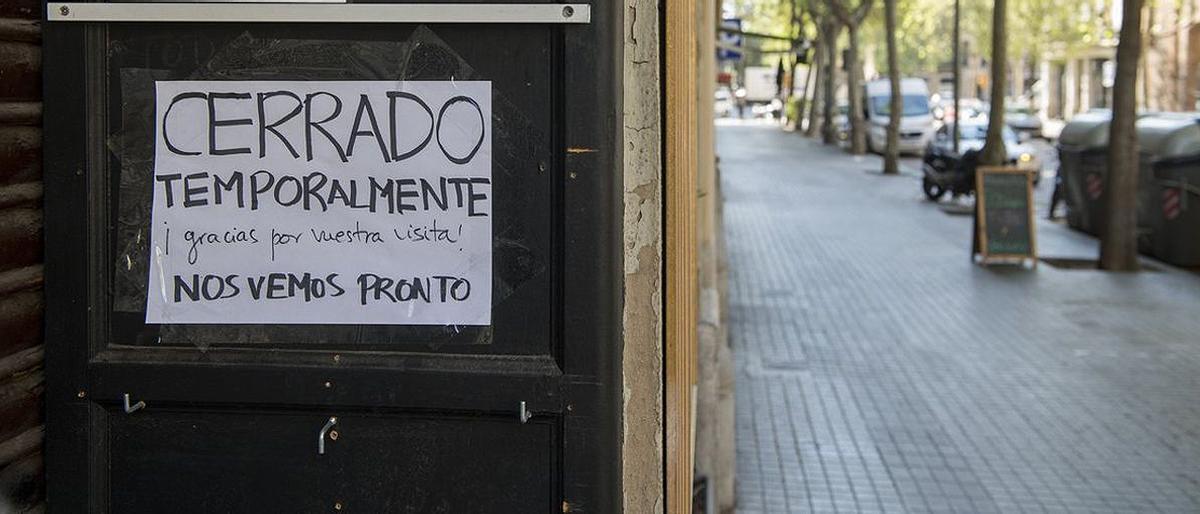 Un cartel de "cerrado" en un local comercial.