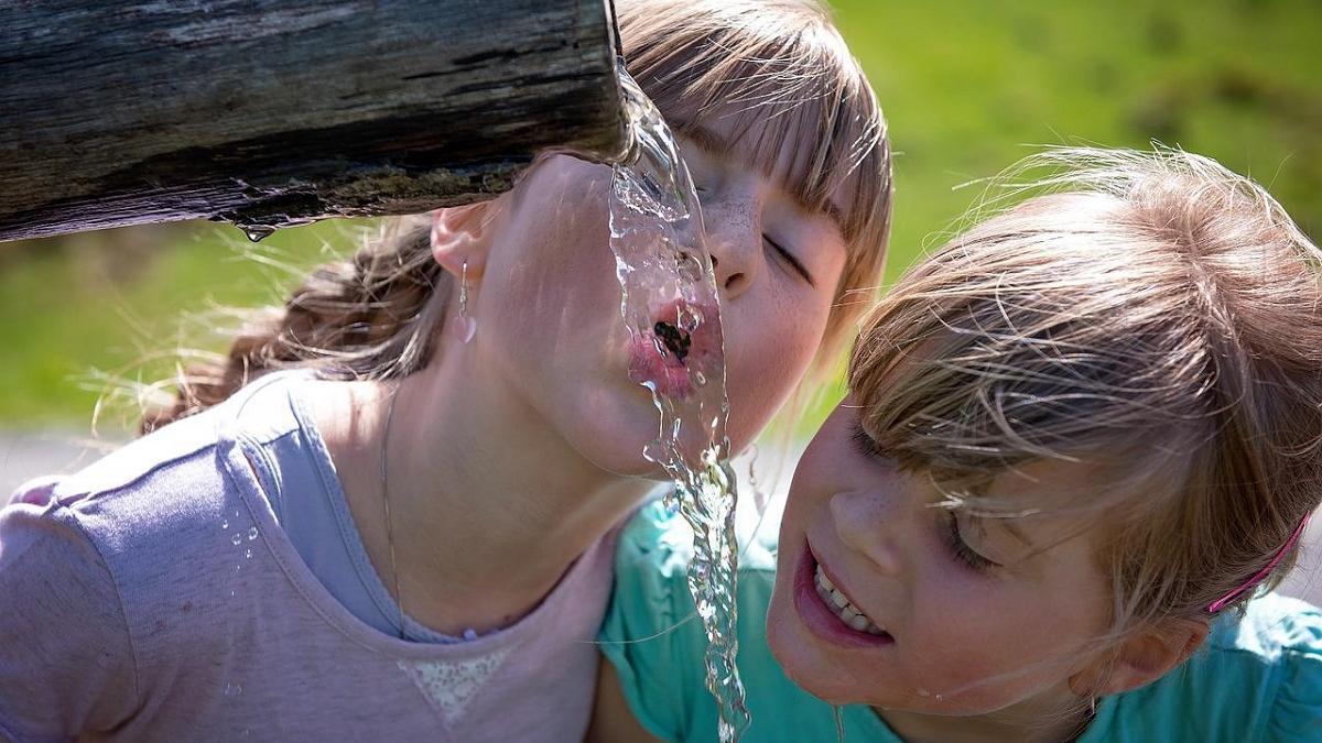 Los niños y los ancianos son los más vulnerables a la deshidratación.
