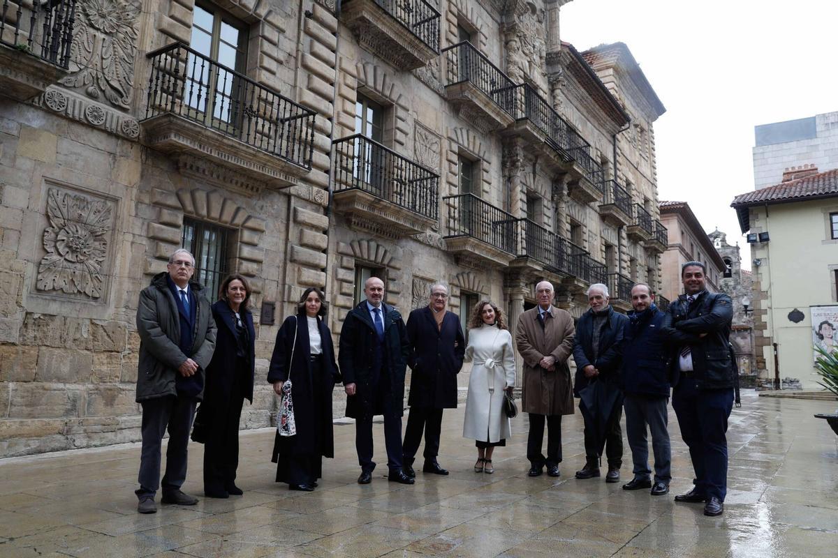 Representantes de la Universidad Nebrija ante el palacio de Camposagrado, su futura sede, el pasado enero.