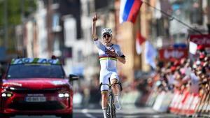 Pogacar homenajea al ciclista colombiano Cristian Muñoz, en la meta de Lieja.