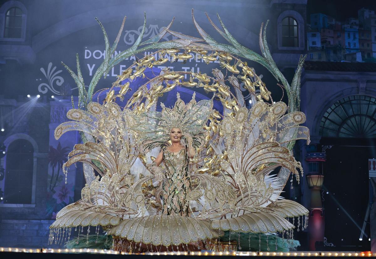 2. Dominga Jiménez Pérez, que llega al Carnaval con la fantasía 'Y llegaste tú', de Santi Castro, en representación del Ilustre Ayuntamiento de Santiago del Teide.