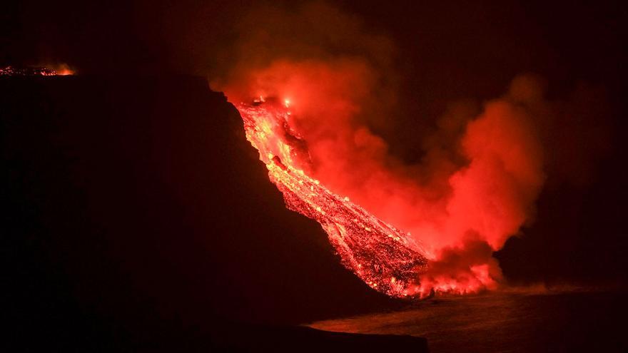 La lava del volcán de La Palma llega al mar