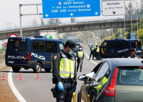 Controles exhaustivos en Vigo ante la llegada del fin de semana. // Alba Villar | FdV