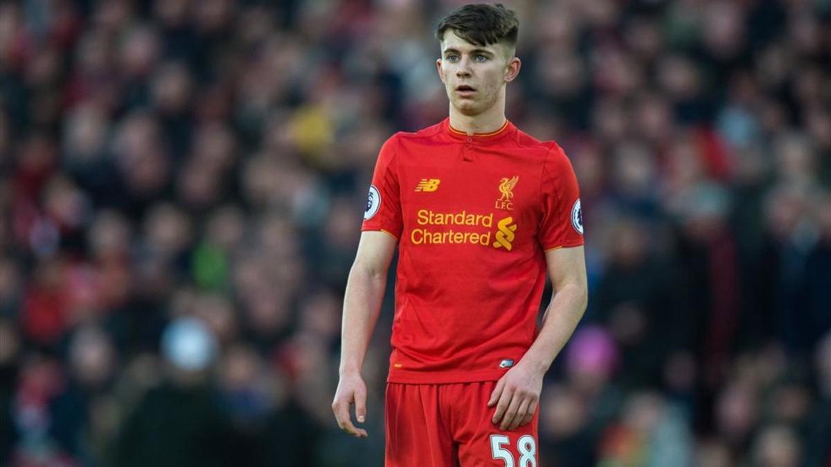 Ben Woodburn en un encuentro con el primer equipo del Liverpool