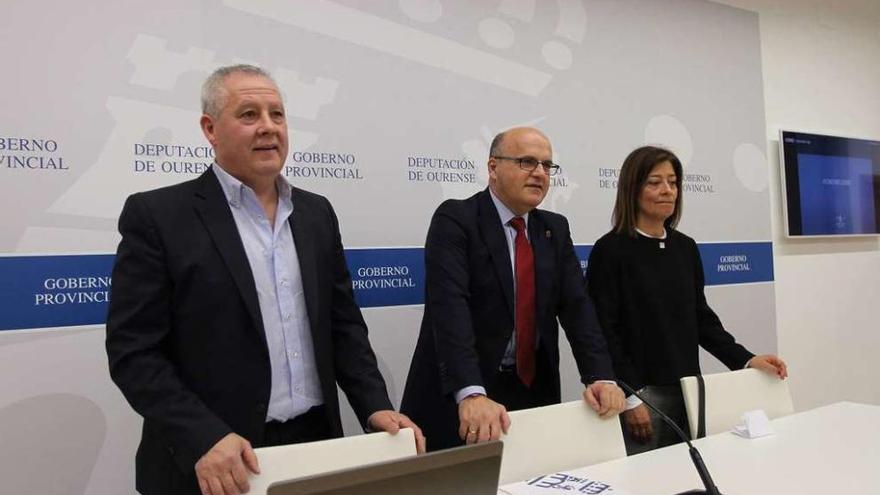 Juan Carlos Parada, Manuel Baltar y Rosa María Sánchez Gándara en el Centro Cultural.  // Iñaki Osorio