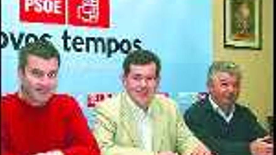 Javier Vidal, ayer, con Piña y Rocha Tirso. / A. hernÁndez