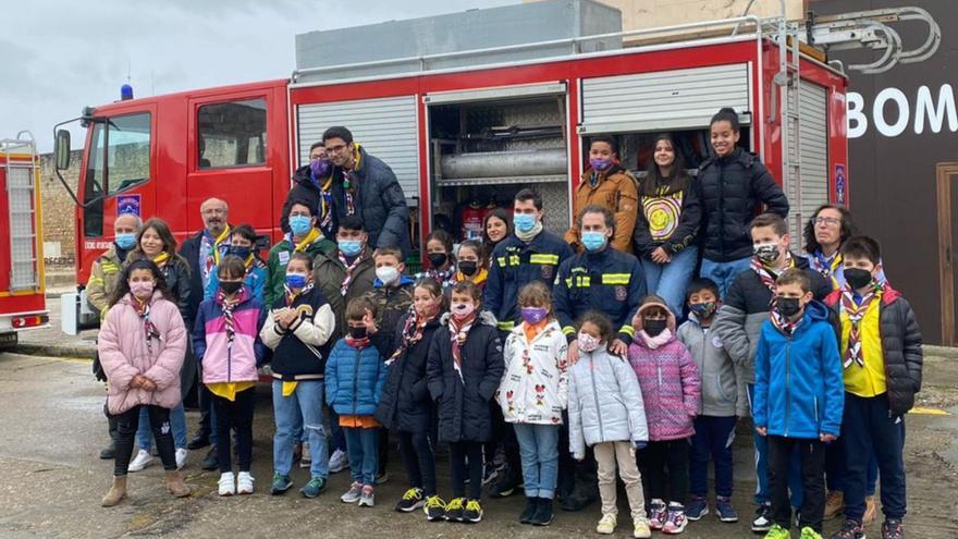 Los scouts de Toro comparten con los Bomberos la fiesta de su patrón