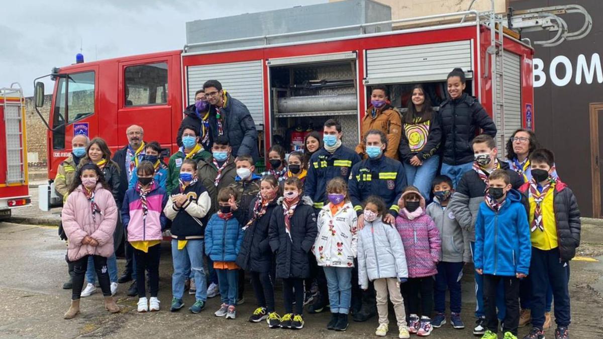 El grupo de scout “Gothorum” posa con los Bomberos tras su visita al Parque | CEDIDA