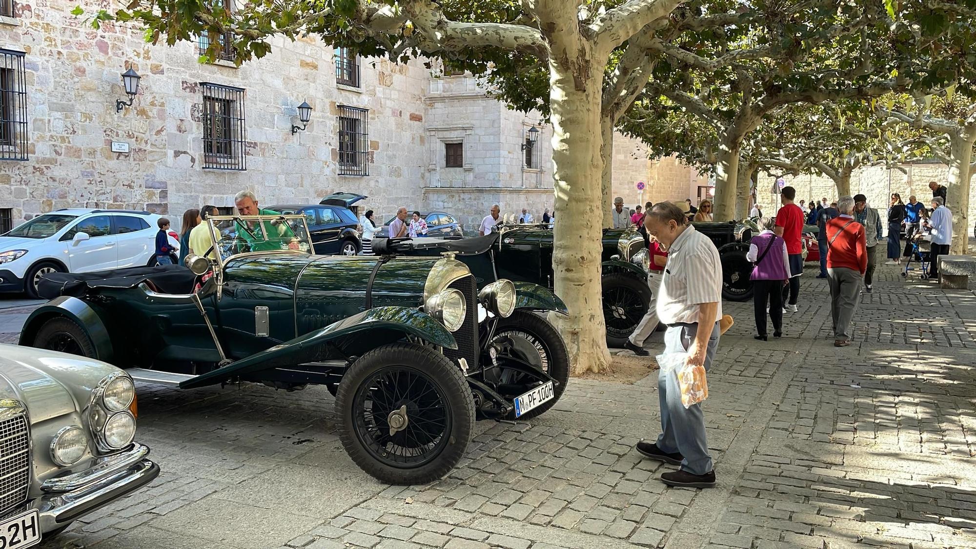 GALERÍA | Zamora, convertida en un expositor de coches antiguos extranjeros
