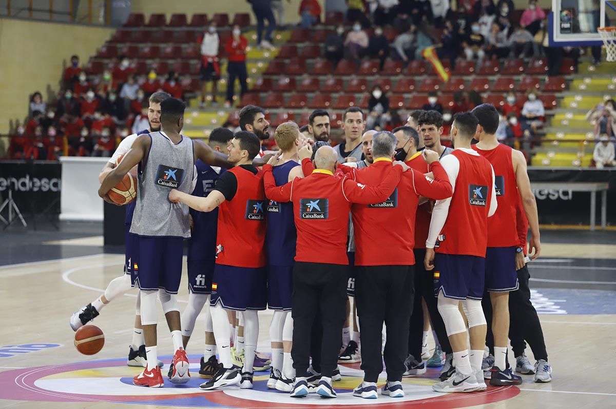 Las imágenes de la selección española de baloncesto con los jóvenes cordobeses en Vista Alegre