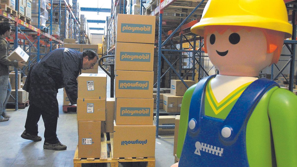 Interior del centro logístico y de producción de Playmobil en Onil.