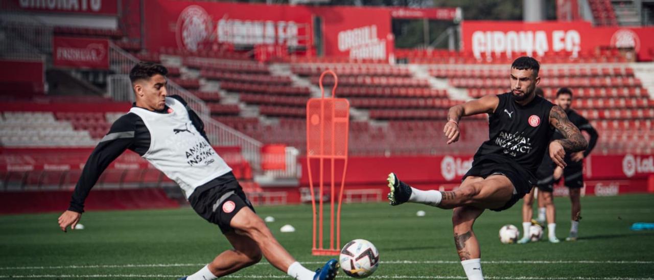 «Taty» Castellanos i Ramon
Terrats, durant la sessió
d’entrenament d’ahir a
l’estadi. |  NURI MARGUÍ/GIRONA FC