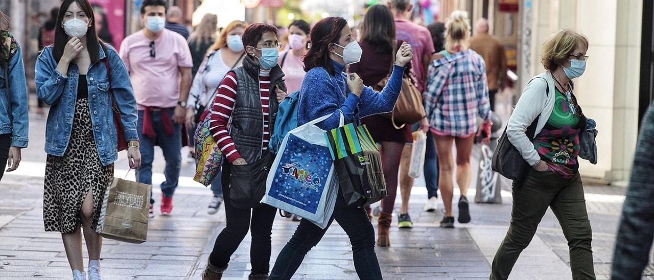 Personas con mascarillas hacen compras navideñas en Santa Cruz de Tenerife.