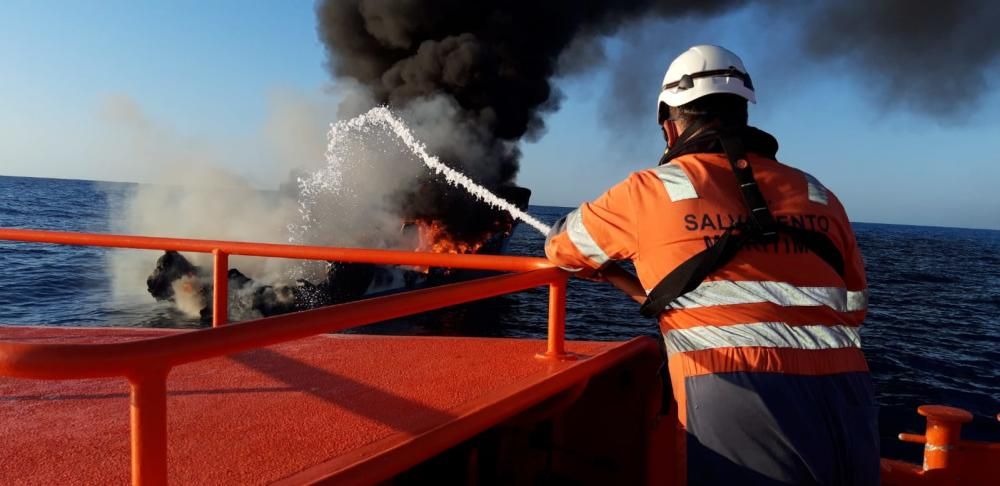 Incendio en un pesquero a dos millas del puerto de La Vila Joiosa