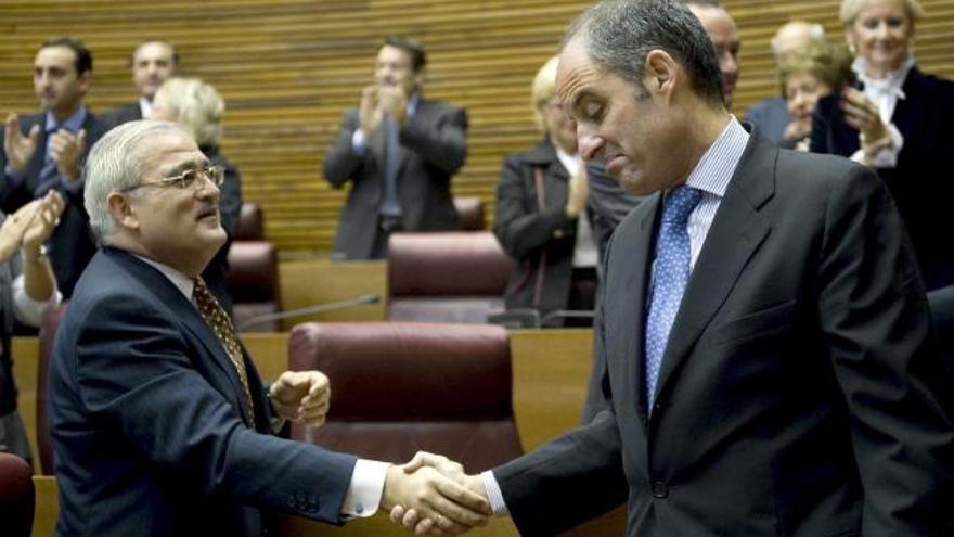 Camps saluda al nuevo secretario general del PP de Valencia, César Augusto Asencio, al inicio del pleno.