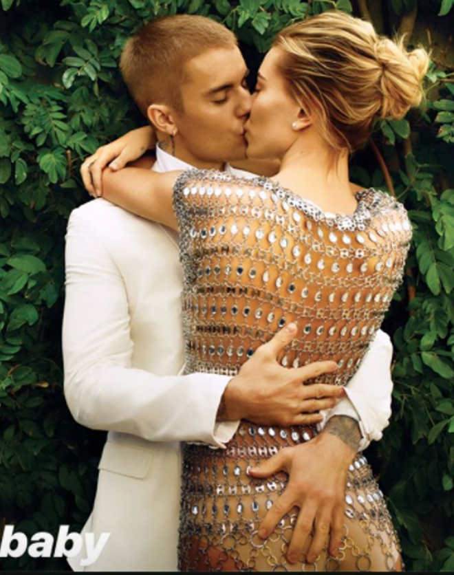 Hailey Bieber y Justin Biber se besan en plan marido y mujer