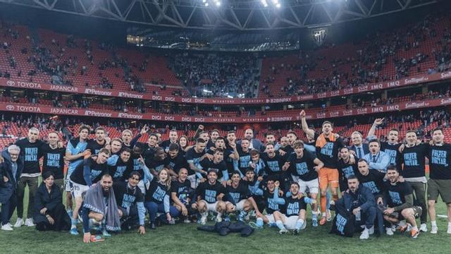 Foto de familia del Celta en San Mamés, tras asegurarse una plaza europea.