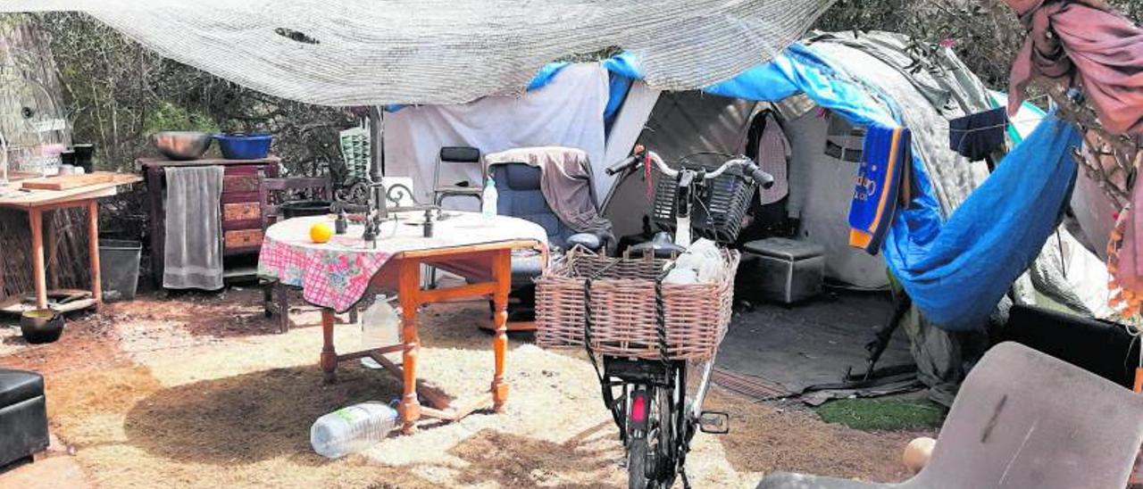 Un improvisado hogar en   
el asentamiento chabolista
de Secar de la Real. |  J.B.