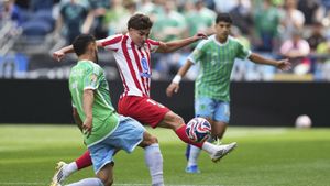 Atletico Madrids Julian Alvarez, center, goes for the ball past Seattle Sounders Cristian Roldan during the Club World Cup group B soccer match between Seattle Sounders and Atletico Madrid in Seattle, Thursday, June 19, 2025. (AP Photo/Lindsey Wasson)