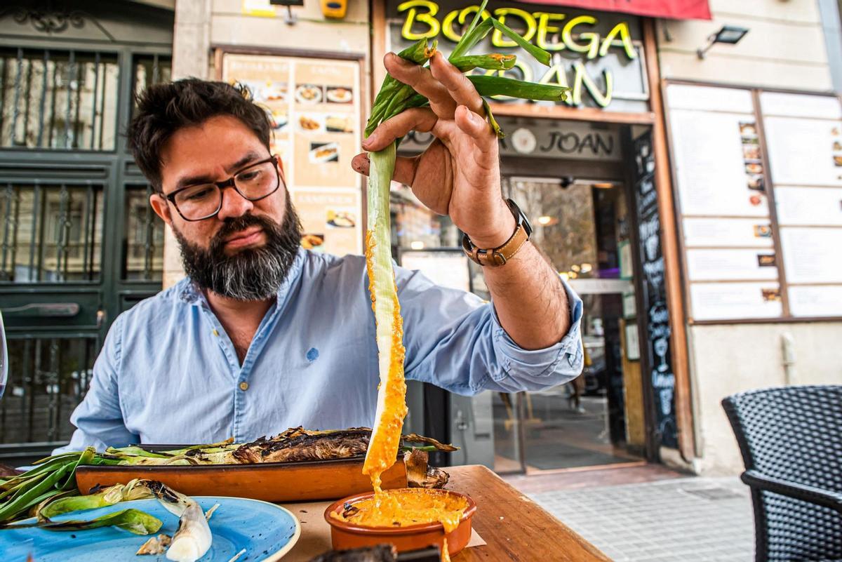 Menjant calçots a la Bodega Joan de lEixample (Barcelona)